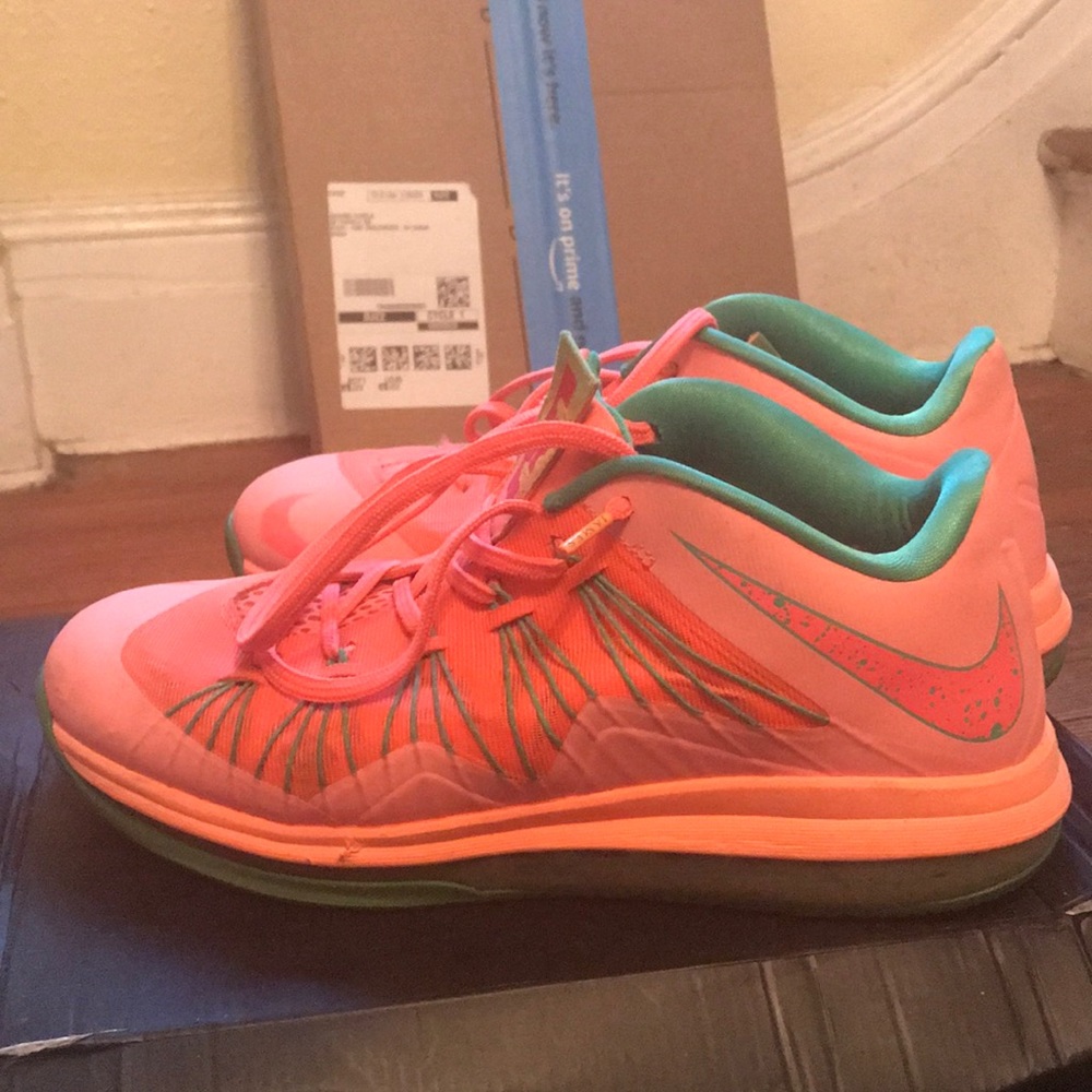 Nike low top zooms size 11 used but in great condition color or watermelon